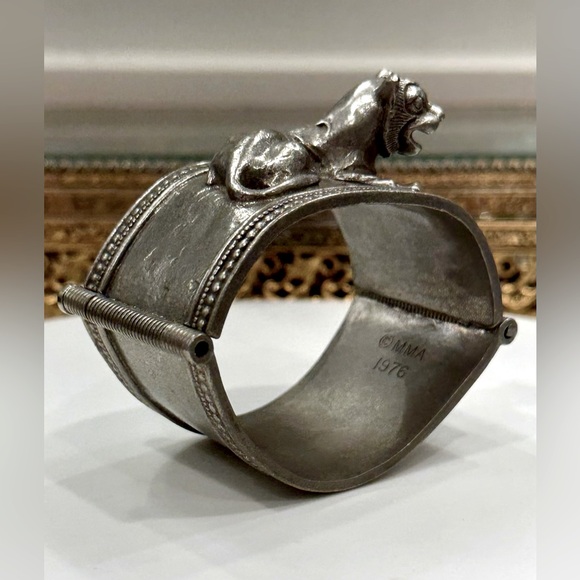 VTG RARE MMA 1976 Pewter Lion Cuff Bracelet - EUC - King Tut - Egyptian Revival - Picture 9 of 17